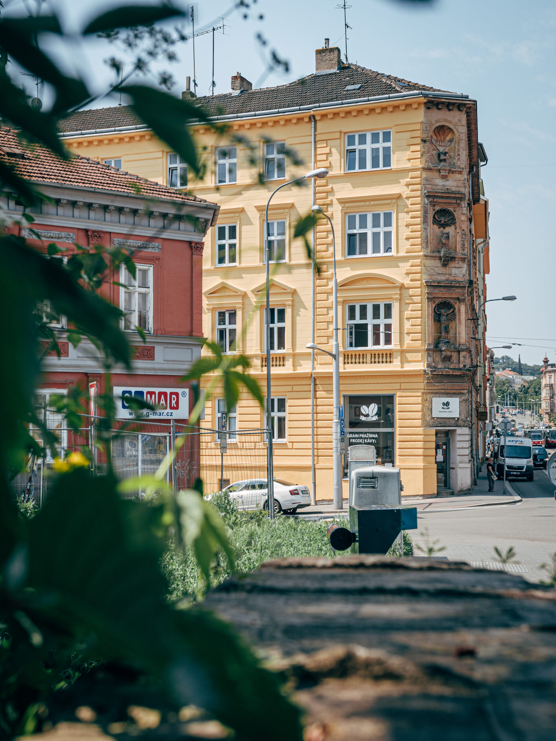 Fasáda bytového domu z ulice Příční