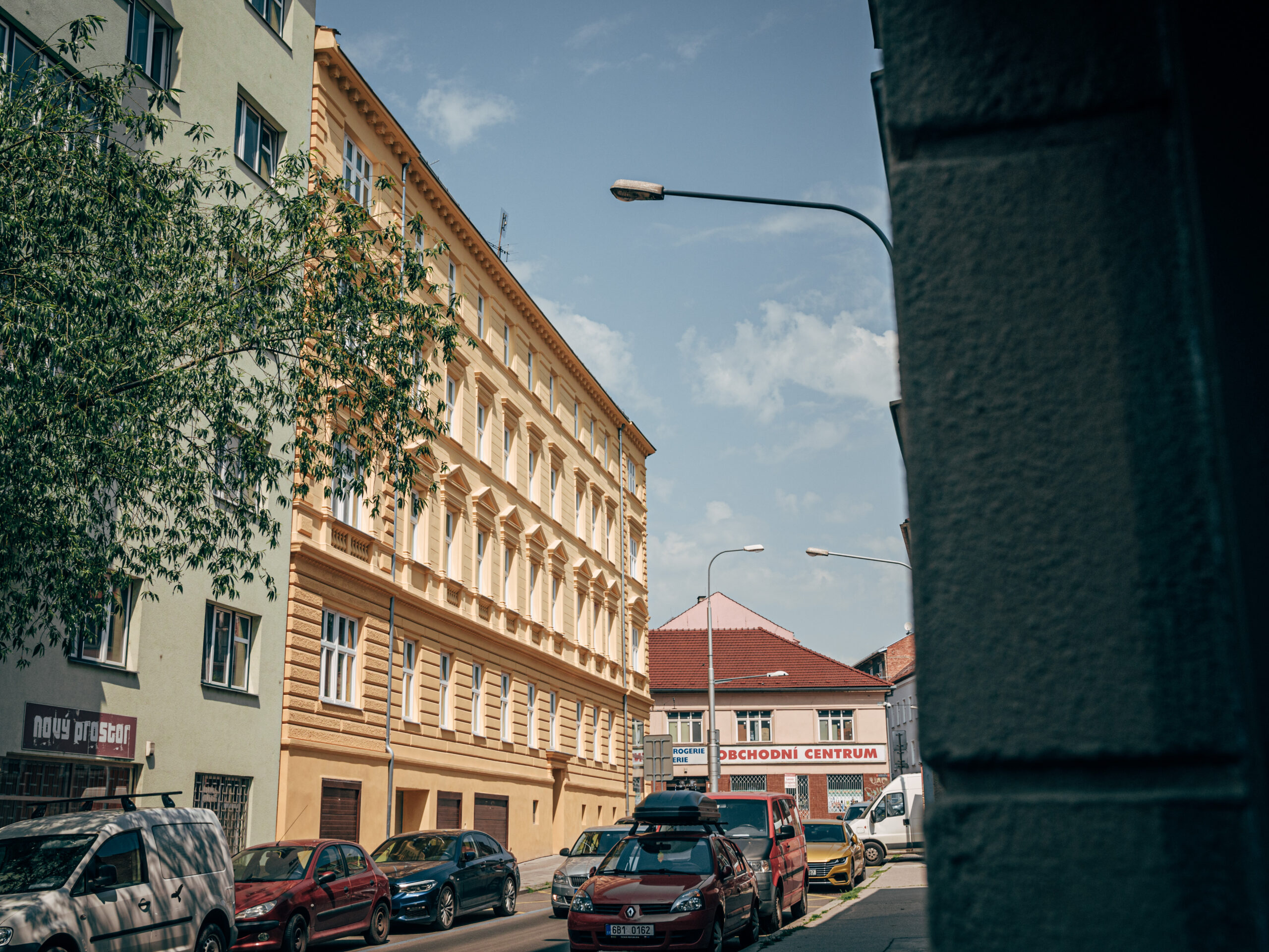 Fasáda bytového domu z ulice Příční