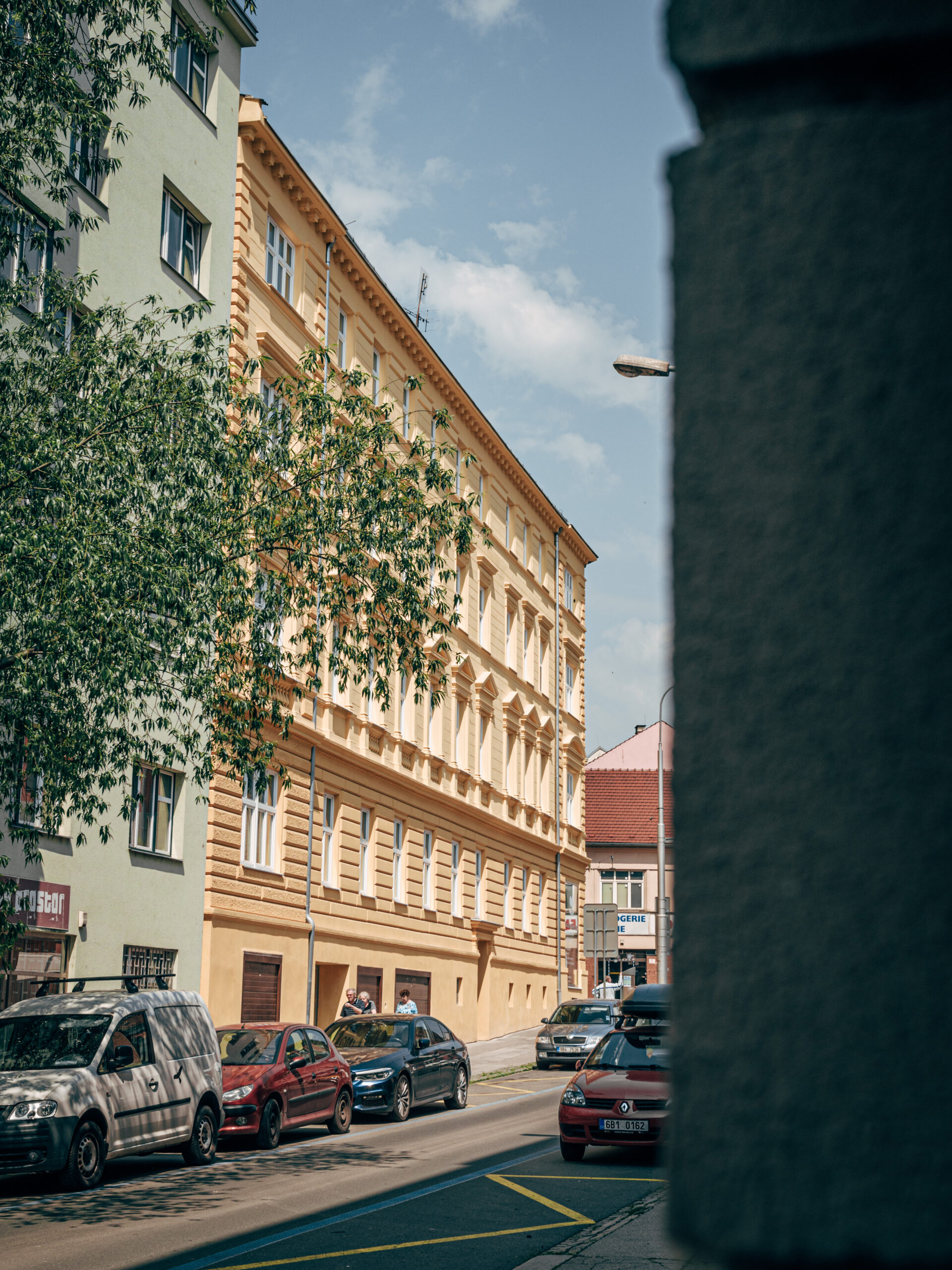 Fasáda bytového domu z ulice Příční