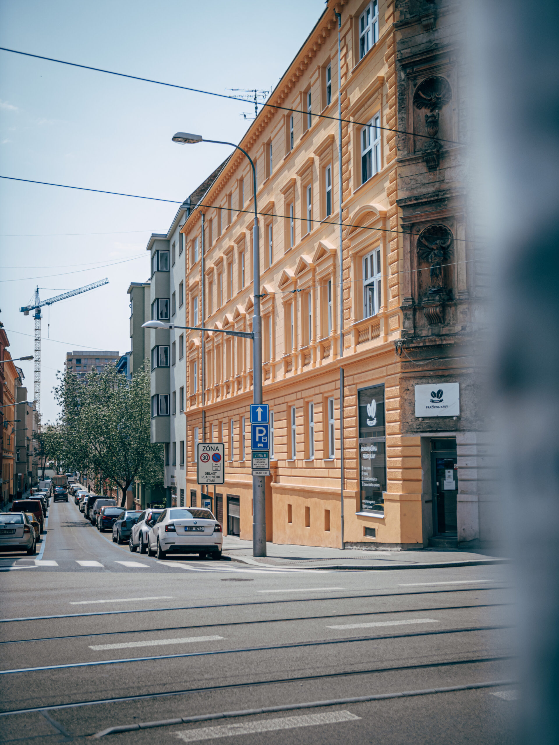 Fasáda bytového domu z ulice Příční