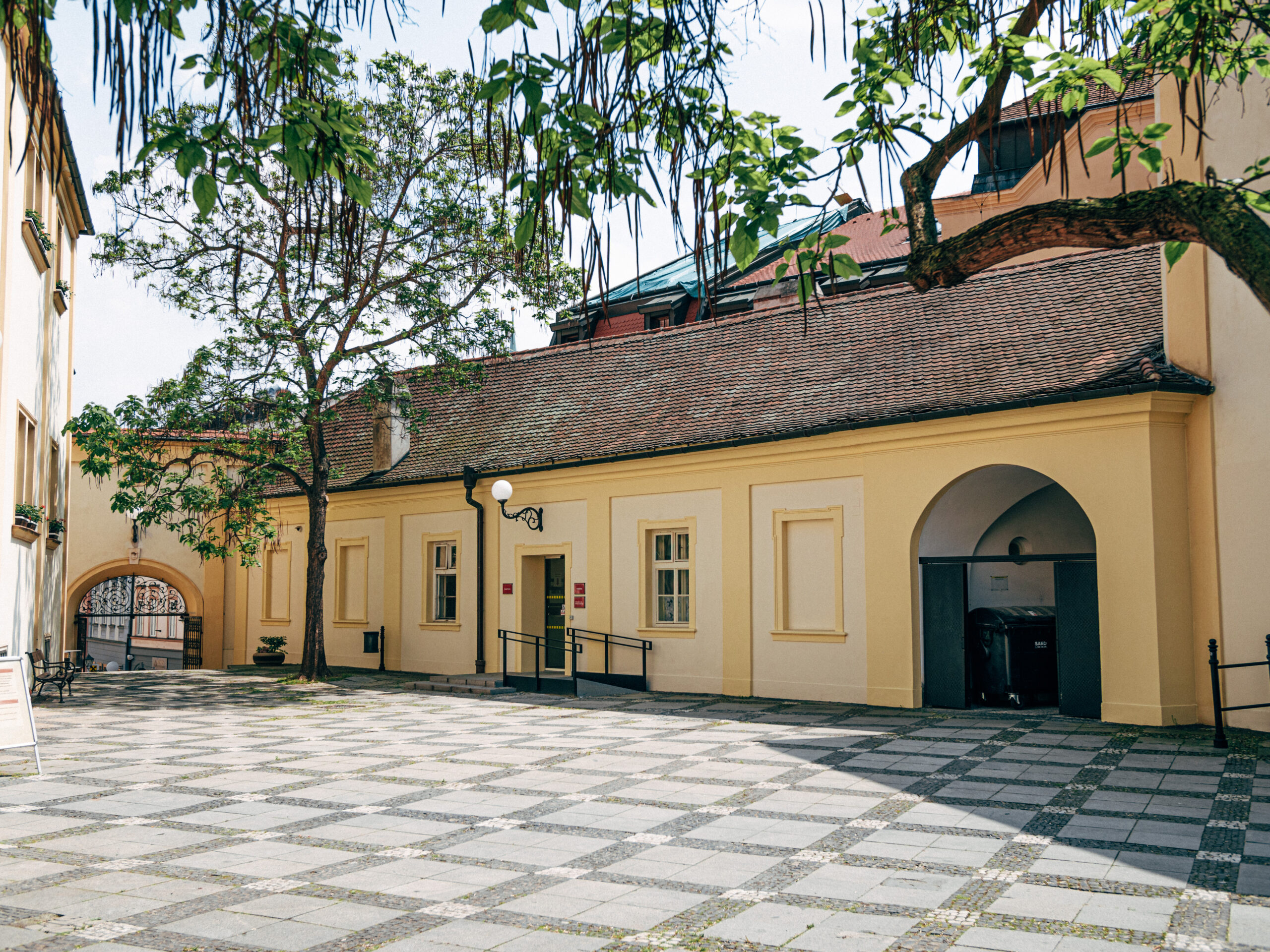 Oprava nebytového prostoru a fasády Dominikánská 2